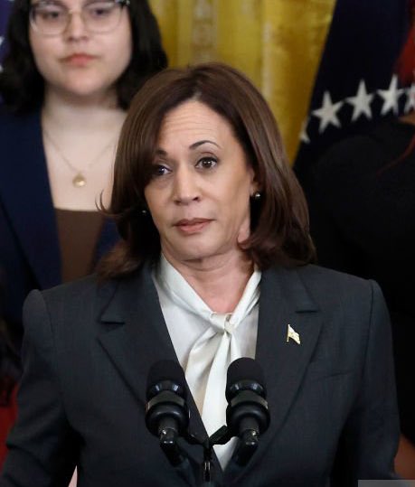 flywithkamala's tweet photo. Her glares mixed with joyfulness alone will wreck the GOP in 2024. VP Harris is warming up! 🔥 🔥 🔥 https://t.co/WrRgpPgg31