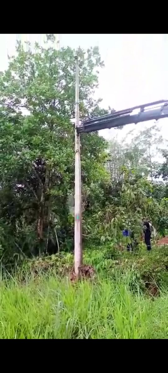 #LosRios | Trabajamos en el rcto. Paraiso, cantón Montalvo, reemplazando un poste de 12 metros, que estaba a punto de colapsar, debido a a la creciente del rio. Continuamos trabajando plan de contingencia ante cualquier emergencia.