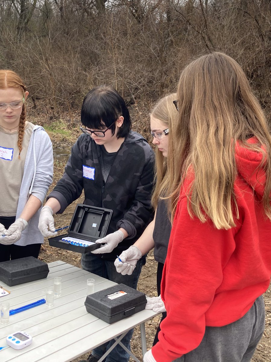 WRscience_13's tweet photo. @WRidgeMS students conducting experiments to determine the amount of dissolved oxygen in the creek. @theSMSD @FriendsoftheKaw https://t.co/nAoX7fONNI