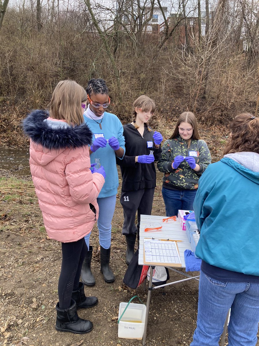 WRscience_13's tweet photo. @WRidgeMS students conducting experiments to determine the amount of dissolved oxygen in the creek. @theSMSD @FriendsoftheKaw https://t.co/nAoX7fONNI