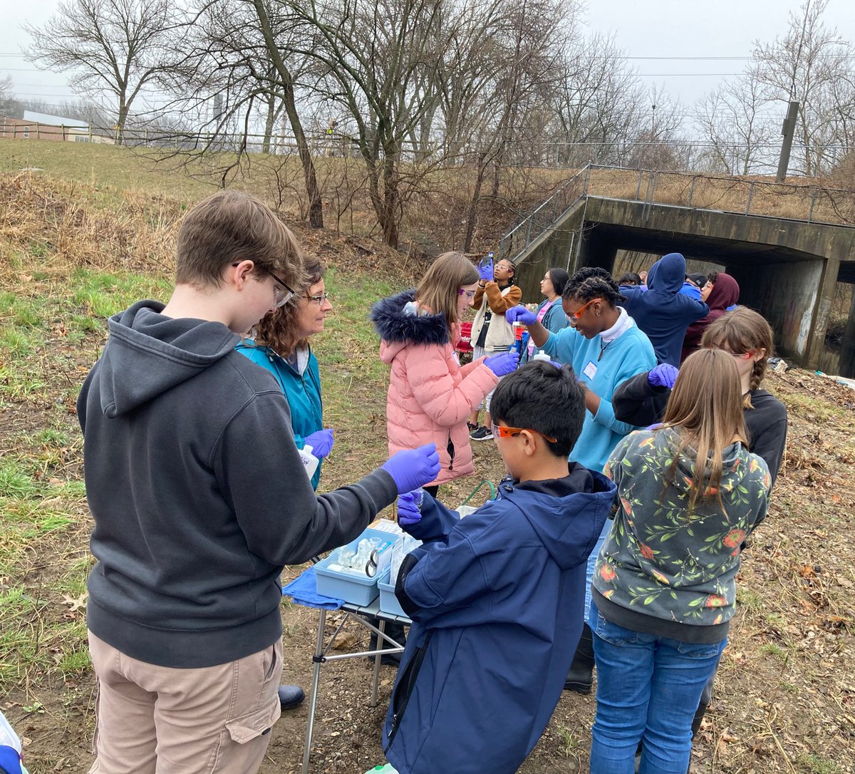 WRscience_13's tweet photo. @WRidgeMS students conducting experiments to determine the amount of dissolved oxygen in the creek. @theSMSD @FriendsoftheKaw https://t.co/nAoX7fONNI