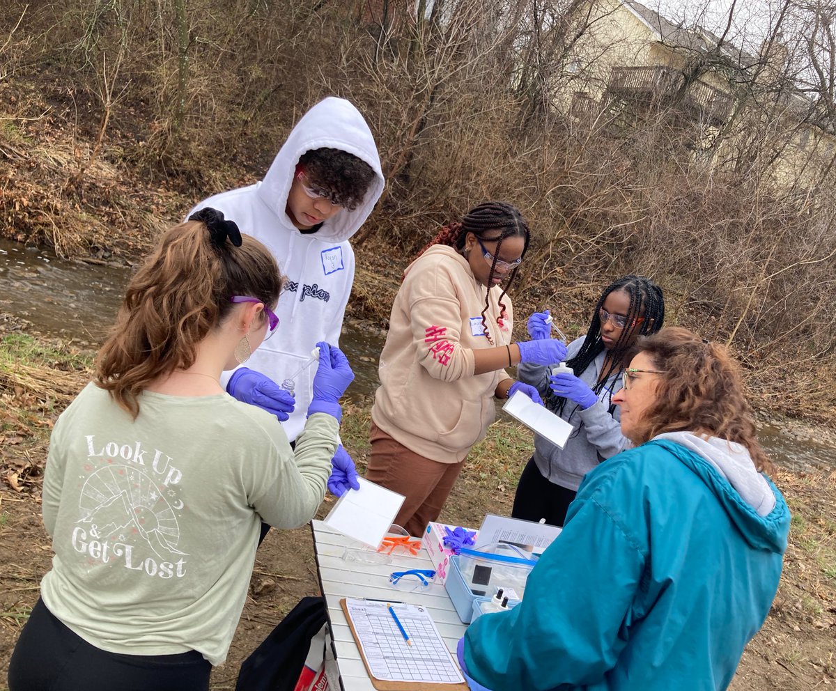 WRscience_13's tweet photo. @WRidgeMS students conducting experiments to determine the amount of dissolved oxygen in the creek. @theSMSD @FriendsoftheKaw https://t.co/nAoX7fONNI