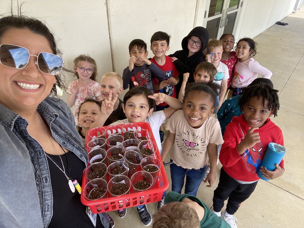 iTeachBC's tweet photo. Say “seeeeeds!” Kindergarten planted sunflower seeds today. We have been learning about plant needs and we can’t wait to see them grow! #Kindergarten #sberocks #hebisd #shadybrook #science https://t.co/cnR2Xs5dZs