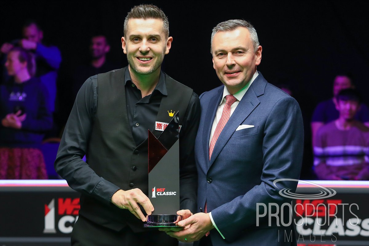 CollargeImages's tweet photo. @markjesterselby Wins the inaugural #WSTClassic on home turf beating Peng Junxu in the final 6 fames to 2 and is presented with his trophy by @jasonferguson5 of the @WPBSAofficial #WeAreWST #CueTheAction #WorldSnookerTour #WorldSnooker #Snooker #LiveSnooker #ItsOnlyLiveOnce https://t.co/kV7h3B05Kn