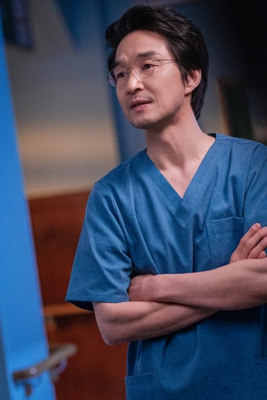 kdramatreats's tweet photo. Kim Sabu is really back after 3 years! SBS medical drama #DrRomantic3 releases #HanSukKyu first still cuts!

The drama will premiere on April 21. https://t.co/XoZ8qwBOKu