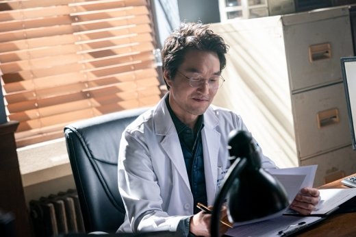 kdramatreats's tweet photo. Kim Sabu is really back after 3 years! SBS medical drama #DrRomantic3 releases #HanSukKyu first still cuts!

The drama will premiere on April 21. https://t.co/XoZ8qwBOKu