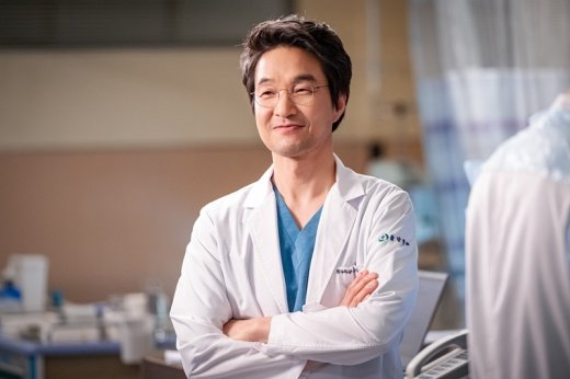kdramatreats's tweet photo. Kim Sabu is really back after 3 years! SBS medical drama #DrRomantic3 releases #HanSukKyu first still cuts!

The drama will premiere on April 21. https://t.co/XoZ8qwBOKu