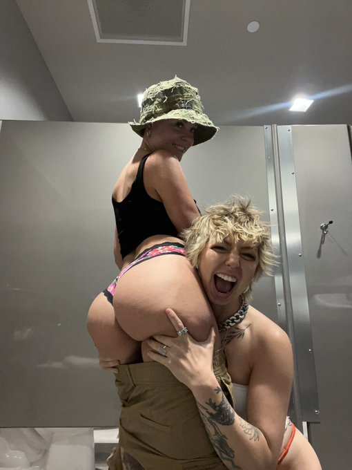 You should already know what took us so long in the bathroom 🤭😂@Steezytour 💜 . https://t.co/cClDN5Ulyv<a href="/tag/rahyndeejames"class="tags"><span>#rahyndeejames</span></a>