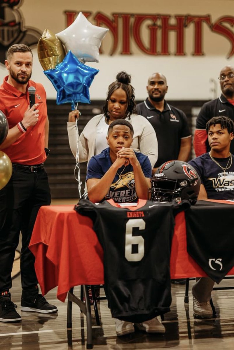 CoachNLeftwich's tweet photo. Congratulations to #6 @Deshawnj3_ for signing his letter of intent to continue his academic and football career at @AverettFootball ! Very proud of this young man and looking forward to what the future holds for him!
1-0
ATTITUDE
#KnightVisionCS https://t.co/yxMYXywQzc