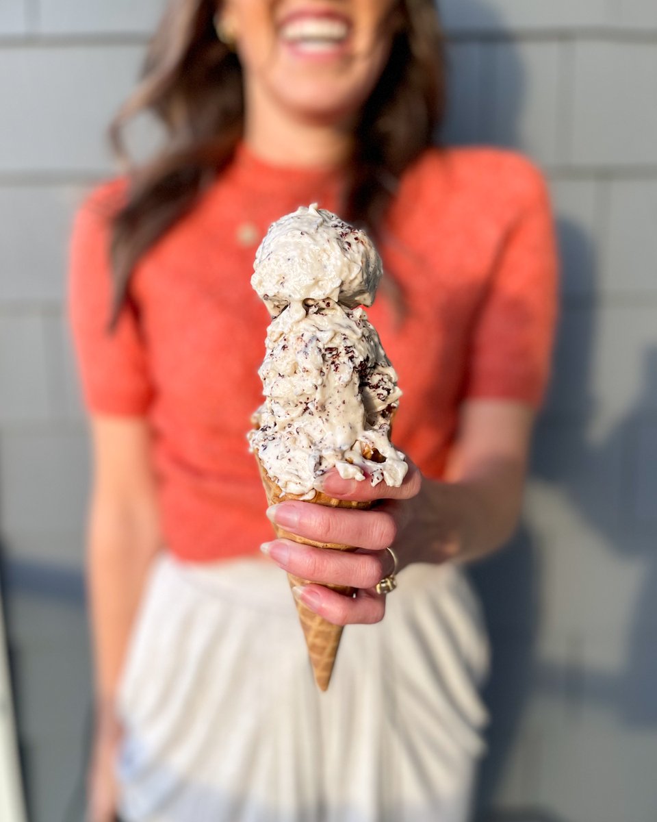 NonGMOProject's tweet photo. Meet dairy’s doppelganger 🐮🥛 @eclipse_foods is plant-based ice cream that’s loved by all! They churned #nongmo, #plantbased ingredients into a ridiculously creamy, smooth, scoopable ice cream that treats our taste buds, our animal friends, and the planet just right. 🌎🧡 https://t.co/9nyyRF4aie