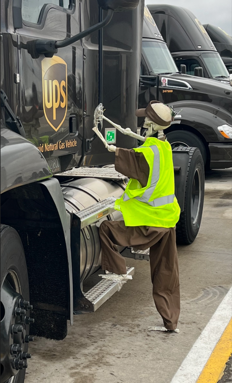 When 3 points of contact is for life....  COLOH Feeders safety demonstration, don't be a bonehead! <a href="/Gr8LakesSafety/">UPS Great Lakes District Safety</a> <a href="/Gr8LakesUPSers/">Great Lakes UPSers</a> <a href="/CarolBTome/">Carol Tomé</a> <a href="/LouRivieccio/">Lou Rivieccio</a> <a href="/RayBarczak/">RayBarczak</a> <a href="/AndyWhiteups/">Andy White</a> <a href="/CACHFeeder/">CACH Feeder</a> <a href="/UPSTransp_SoHo/">UPS Corp Trans DTS Schools</a>
