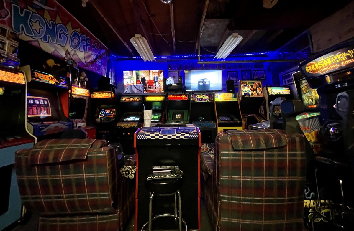The_DigDugKing's tweet photo. Game room #GoingPlaid #The80s #Arcade https://t.co/t5K7aWf9ws