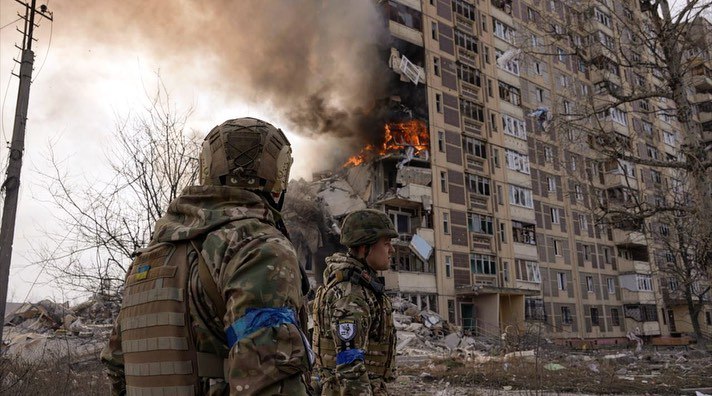 KorsasErik's tweet photo. #Ukrainians are forced to evacuate from their homes, saying goodbye to their relatives in #Avdiivka
Police officers are risking their lives to evacuate people. Yesterday a residential building was destroyed by a #Russian airstrike.
📸 Vasilisa #Stepanenko
#StandWithUkraine https://t.co/ChFw8K3LFJ