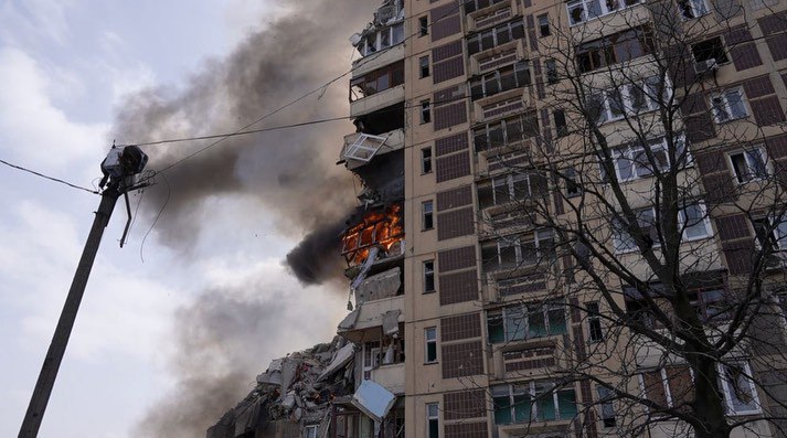 KorsasErik's tweet photo. #Ukrainians are forced to evacuate from their homes, saying goodbye to their relatives in #Avdiivka
Police officers are risking their lives to evacuate people. Yesterday a residential building was destroyed by a #Russian airstrike.
📸 Vasilisa #Stepanenko
#StandWithUkraine https://t.co/ChFw8K3LFJ