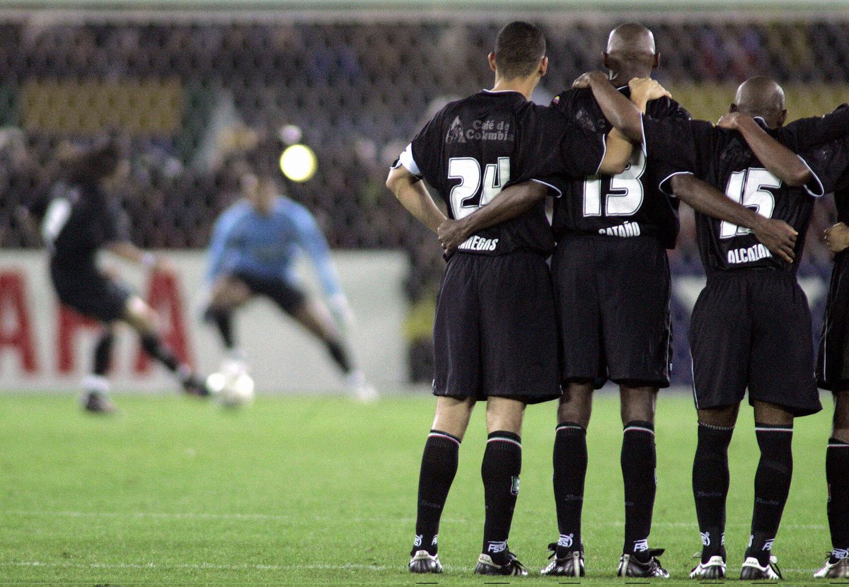 Julian_Orlas98's tweet photo. 12 de diciembre de 2004, Yokohama, Japón. 

Copa intercontinental Once Caldas Vs. Oporto de Portugal

Si entraba el Penalti de Jhonathan Fabbro, habríamos tocado la gloria máxima de ser campeones del mundo... tocar el cielo con las manos.

Crear una leyenda más grande. https://t.co/bHjP8w4Fz8