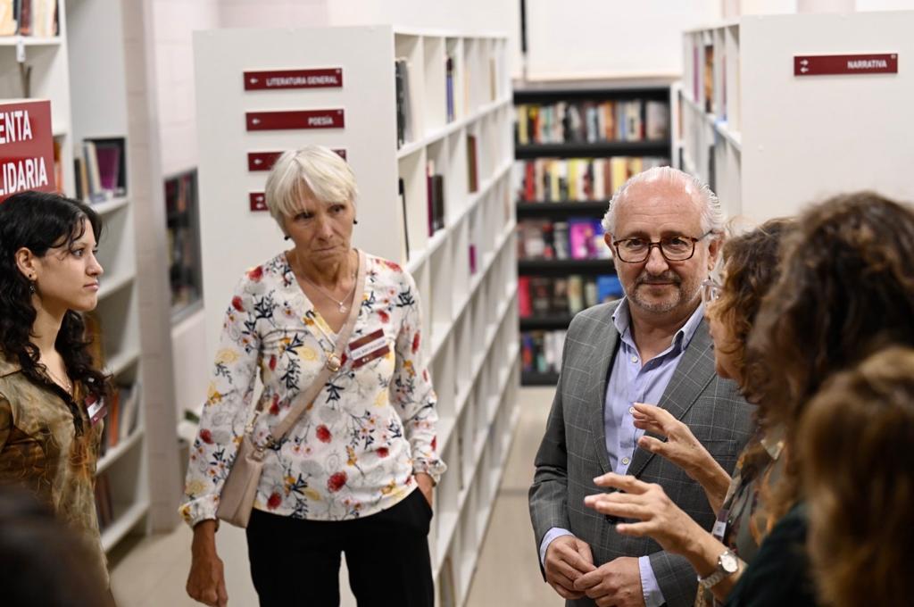 MEC_Uruguay's tweet photo. 📍 En el Centro Cultural Shangrilá, la @ComiShangrila coloca hoy la piedra fundamental de las obras que comienzan en el primer semestre del 2023 para dotar al centro de accesibilidad universal, construir la sala de teatro Shangrilá y la Usina Cultural Shangrilá. https://t.co/5LC3VsdSFF