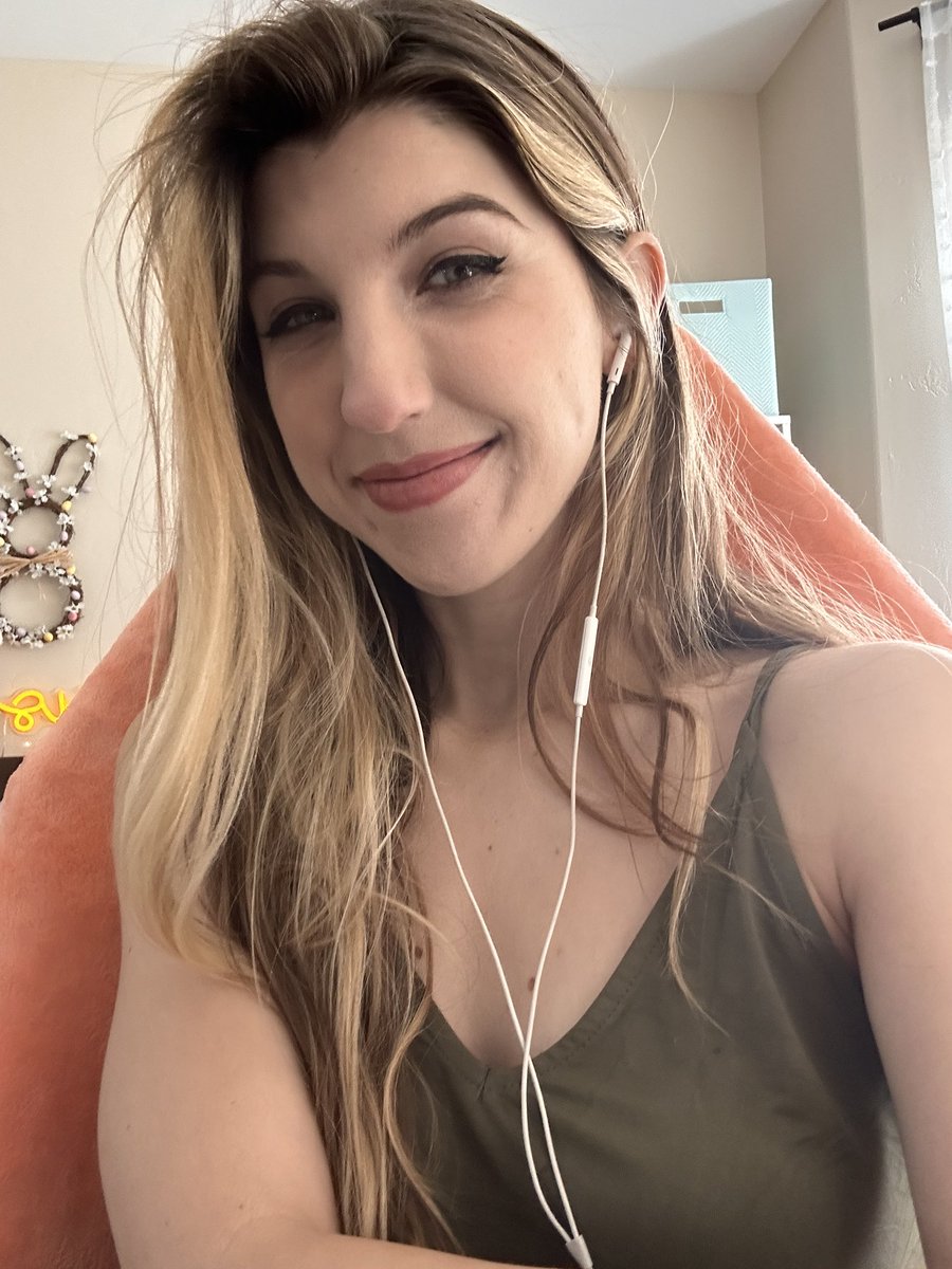 I bought a bunch of green shirts bc I like how they bring out my eyes 😊 It kinda clashes with the orange but shhhh 😂❤️ twitch.tv/frivvifox