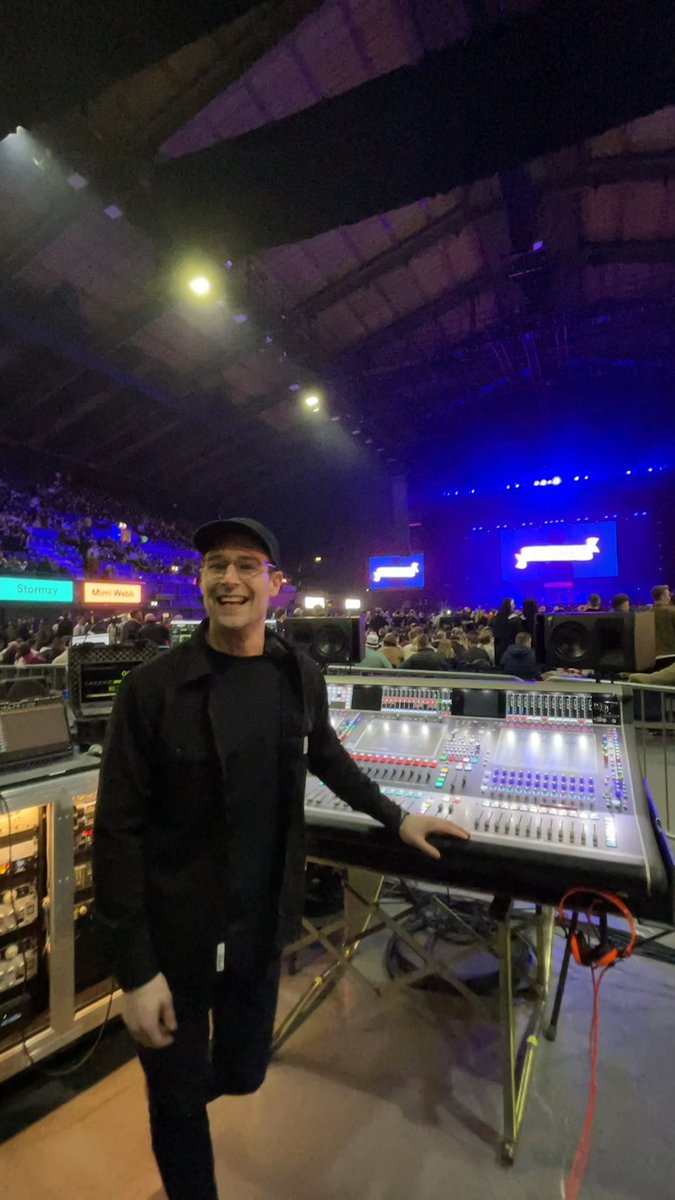 I hardly ever use twitter unless I’m whinging about something… so here’s a picture of me not whinging.