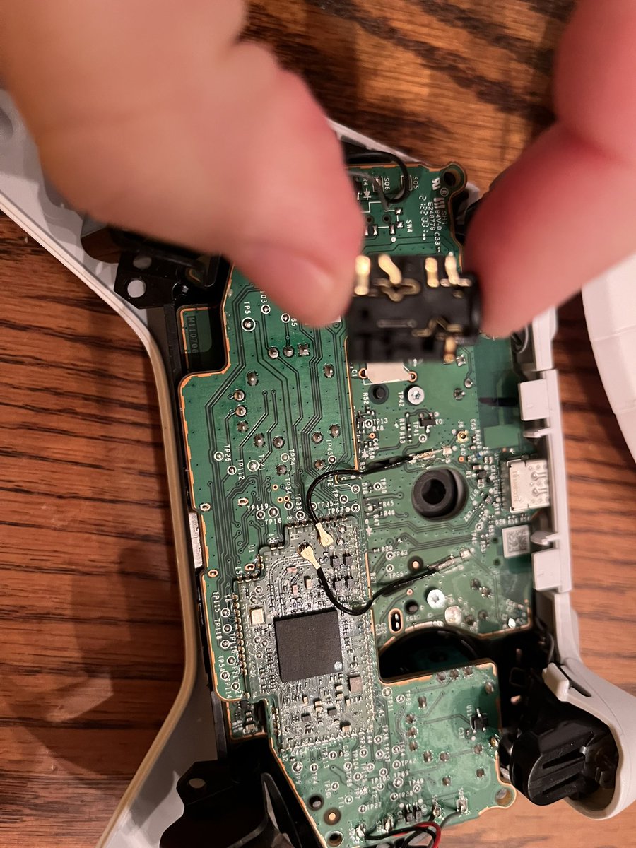 Ummm.

We’re does this piece go?!

#xboxone controller