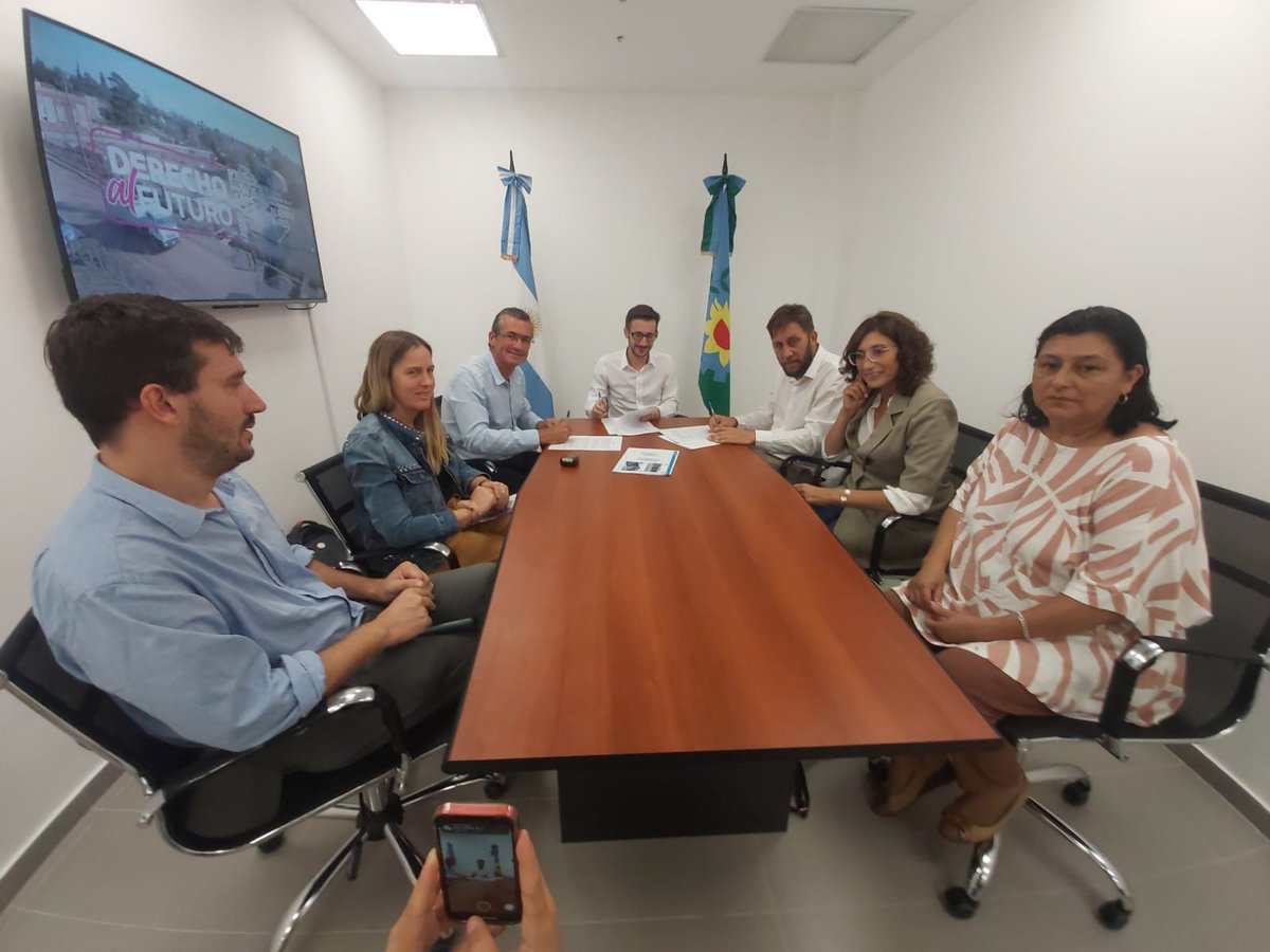 •• El intendente <a href="/maxisuescun/">maximiliano suescun</a> firmó un convenio de asistencia financiera con <a href="/agussimone/">Agustín Simone</a>, ministro de <a href="/MinHabitatPBA/">Ministerio de Hábitat y Desarrollo Urbano</a> para construir 18 viviendas más del barrio UDER.

El proyecto de 40 unidades en total ya tiene 22 en avanzado estado de construcción.

#MuniRauch