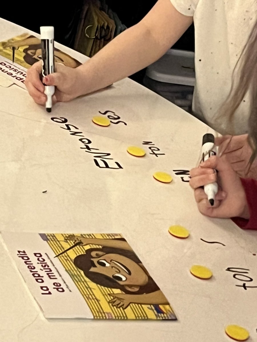 RedmondCarol's tweet photo. Counting syllables and blending phonemes in Spanish Language Arts @laacademiabuhos #SoR #firstgradereaders #Eccsleadstheway https://t.co/u94rEyhl3B