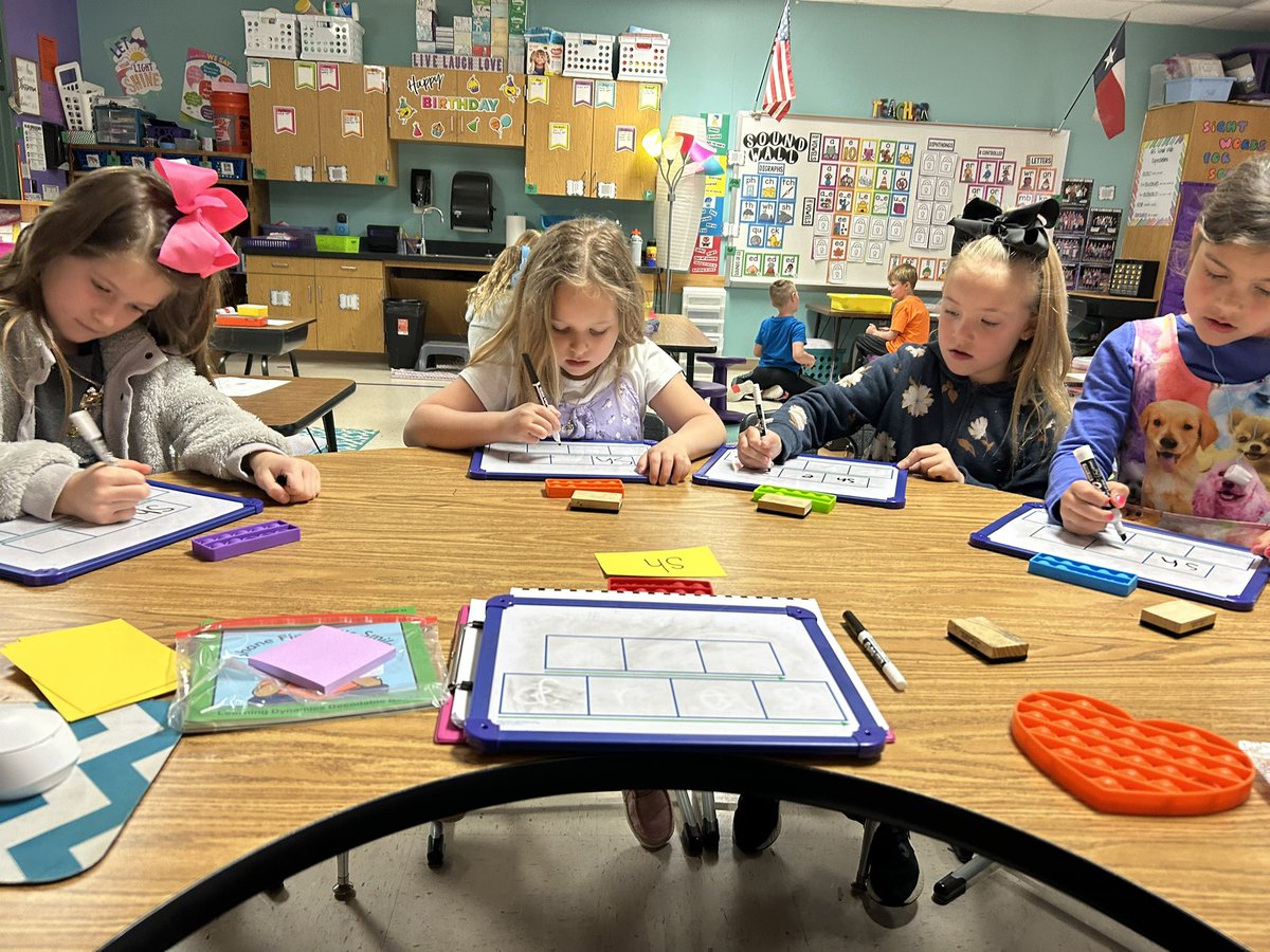 Working in small groups on mapping and graphing words! 📚💜📖💜📚#aesmakeyourmark <a href="/ActonElementary/">Acton Elementary</a> #scienceofreading #decodables