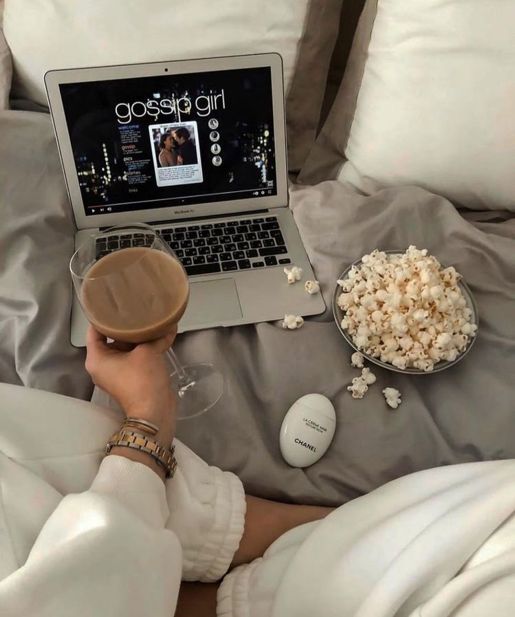 iBlairWaldorf_'s tweet photo. Siempre es buena idea volver a ver gossip girl https://t.co/qOBLvZiZ7u