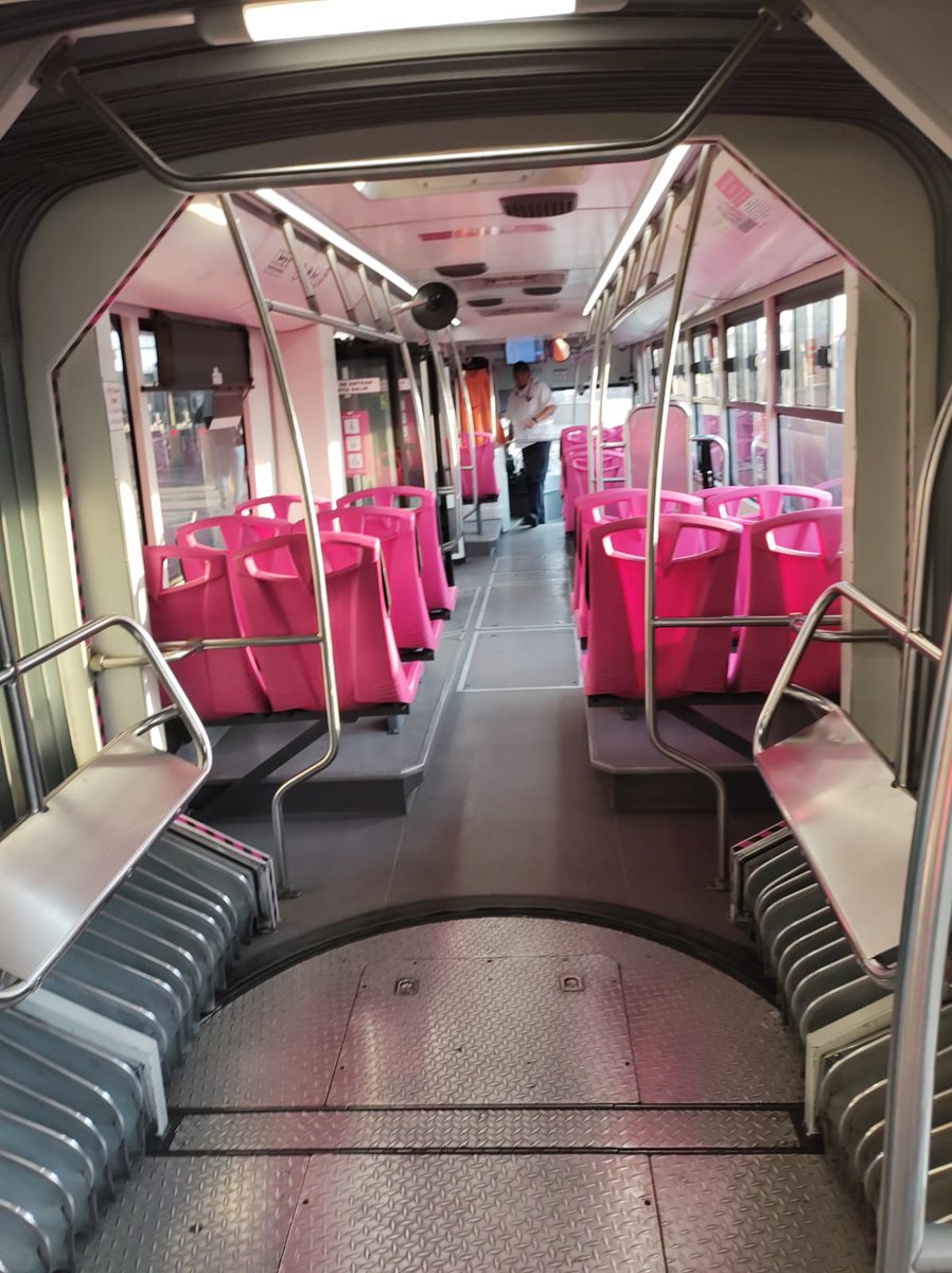 MetrobusCDMX's tweet photo. 😫Se trata del mismo autobús y no parece.

El personal de limpieza trabaja todos los días para que encuentres un transporte digno. Por un #Metrobús limpio hazte responsable de tu basura. 

🤨🚌 https://t.co/8pSMljFoEo