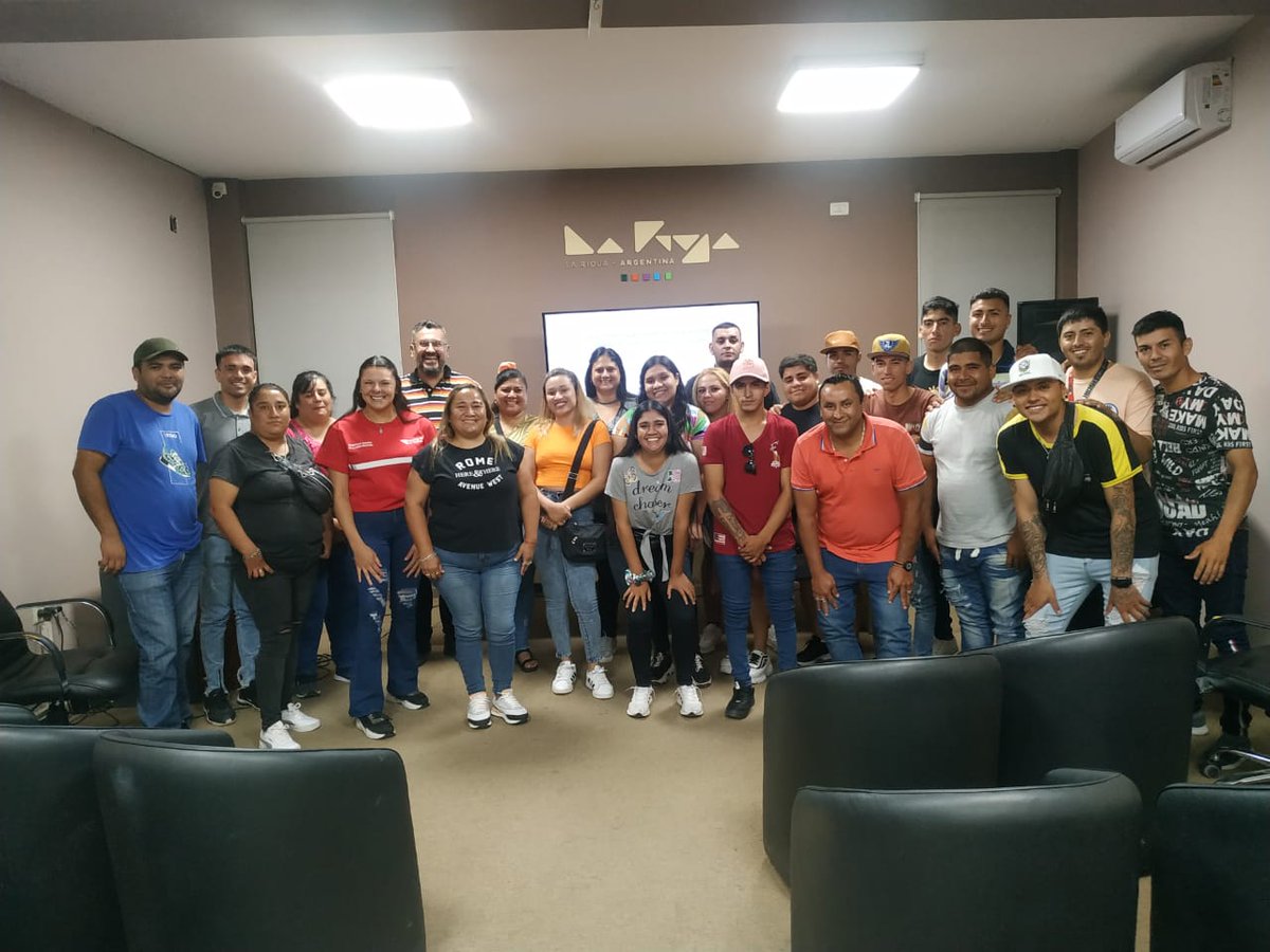 SecTurLaRioja's tweet photo. 👏🏼🤝Exitoso taller motivacional dirigido a personal de la Secretaría de Gob. El fin fue optimizar perfiles y generar contenidos de bienestar laboral. La ponencia estuvo a cargo del Lic. Pablo Barros de la Secretaría de Turismo. https://t.co/MWefcscKPL