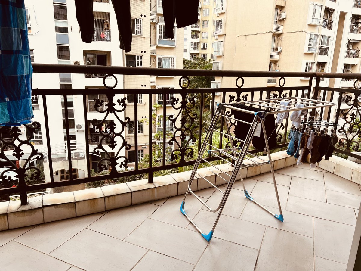 最近晚上睡的时间都不多，但也尽量早起，今天6点钟起来了

洗了两件衣服、洗了阳台的地板，看着整洁的出租屋，心情也很舒畅，感觉可以持续一整天

冲项目的人，大概不理解；认为早起应该读书的人也不理解，这种重要的时刻不是该…

然，生活需要调剂，“窗明几净”内心欢喜