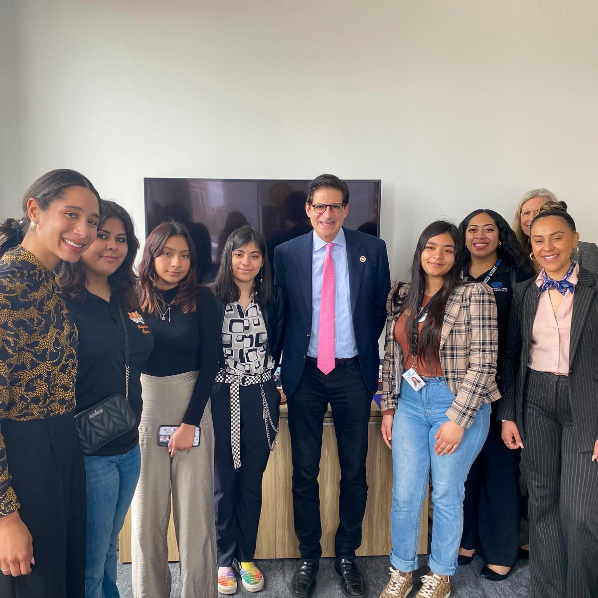 SenJoshBecker's tweet photo. Today, I met with the Boys &amp; Girls Clubs of the Peninsula. I got to hear about how impactful @BGCP has been for them and share some words of wisdom! https://t.co/CXgPizJPGr