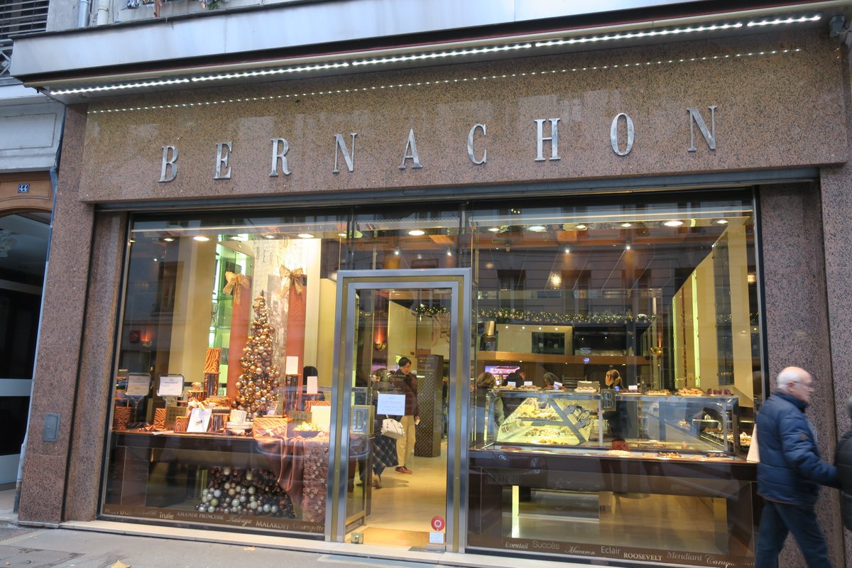 closmiyaba's tweet photo. リヨンのチョコレート・ショップ「BERNACHON」。どう見ても「ベルナション」なのに日本ではどうして「ベルナシオン」と表記するんだろう？「BERNATION」ならわかるんだけど。 https://t.co/4ILVO6CA6K