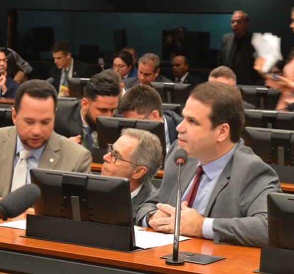 solidariedadeBR's tweet photo. 🧶 Ele vai presidir a de combate a doenças cardiovasculares.
O líder @AureoRibeiroRJ participou das primeiras votações nas comissões temáticas da Câmara. 

Amanhã tem mais!

📸: Bruno Angrisano e Pedro Chicão

#ClickDoDia #FrenteParlamentar #SolidariedadeNaCâmara #Solidariedade77 https://t.co/b3ZNF1eDIb