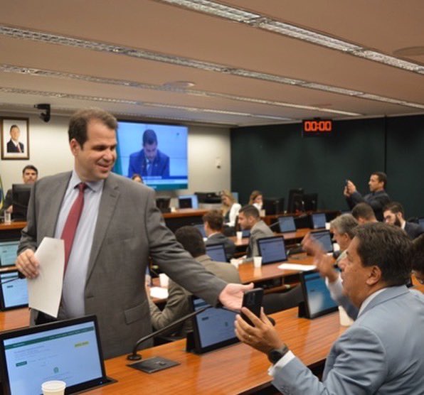 solidariedadeBR's tweet photo. 🧶 Ele vai presidir a de combate a doenças cardiovasculares.
O líder @AureoRibeiroRJ participou das primeiras votações nas comissões temáticas da Câmara. 

Amanhã tem mais!

📸: Bruno Angrisano e Pedro Chicão

#ClickDoDia #FrenteParlamentar #SolidariedadeNaCâmara #Solidariedade77 https://t.co/b3ZNF1eDIb