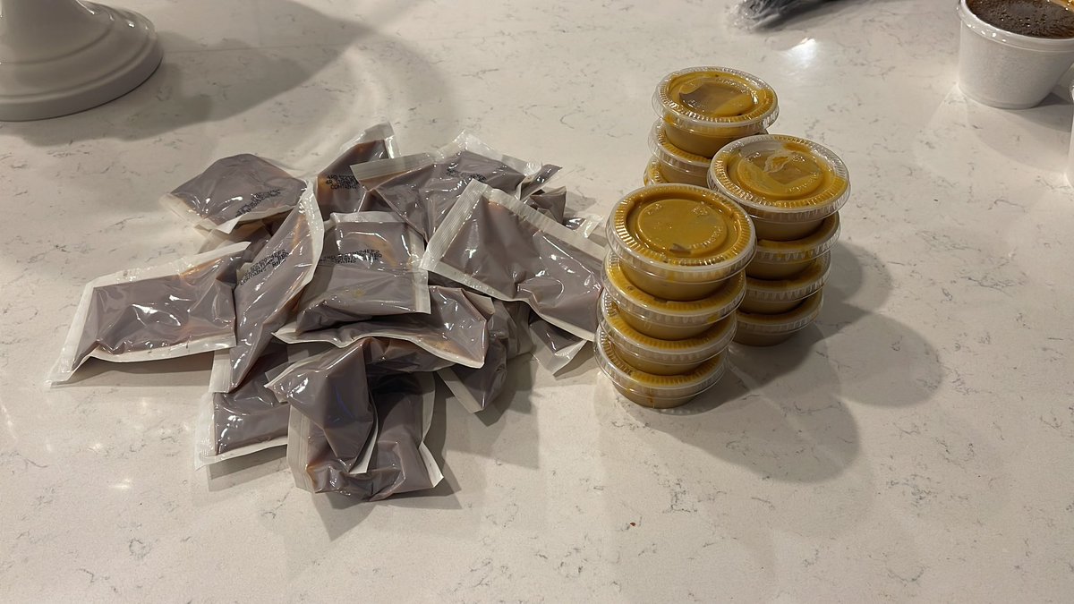 jjinorlando's tweet photo. @4RSmokehouse Is this normal when your customers order bottles of your BBQ sauces?  This is what we just got. https://t.co/3aejPGu4ou