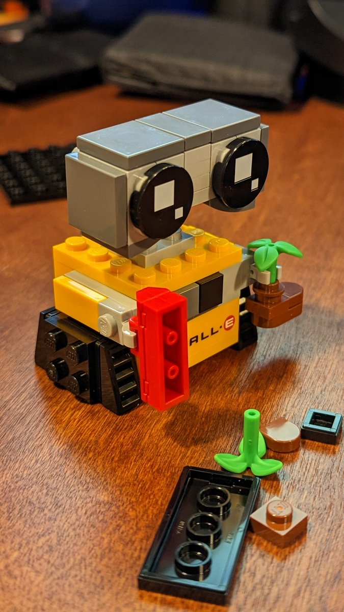 Hey <a href="/LEGO_Group/">LEGO</a>, why did my WALL-E #Brickheadz come with 2 left hands and no right? Is mine a special edition? #LEGO