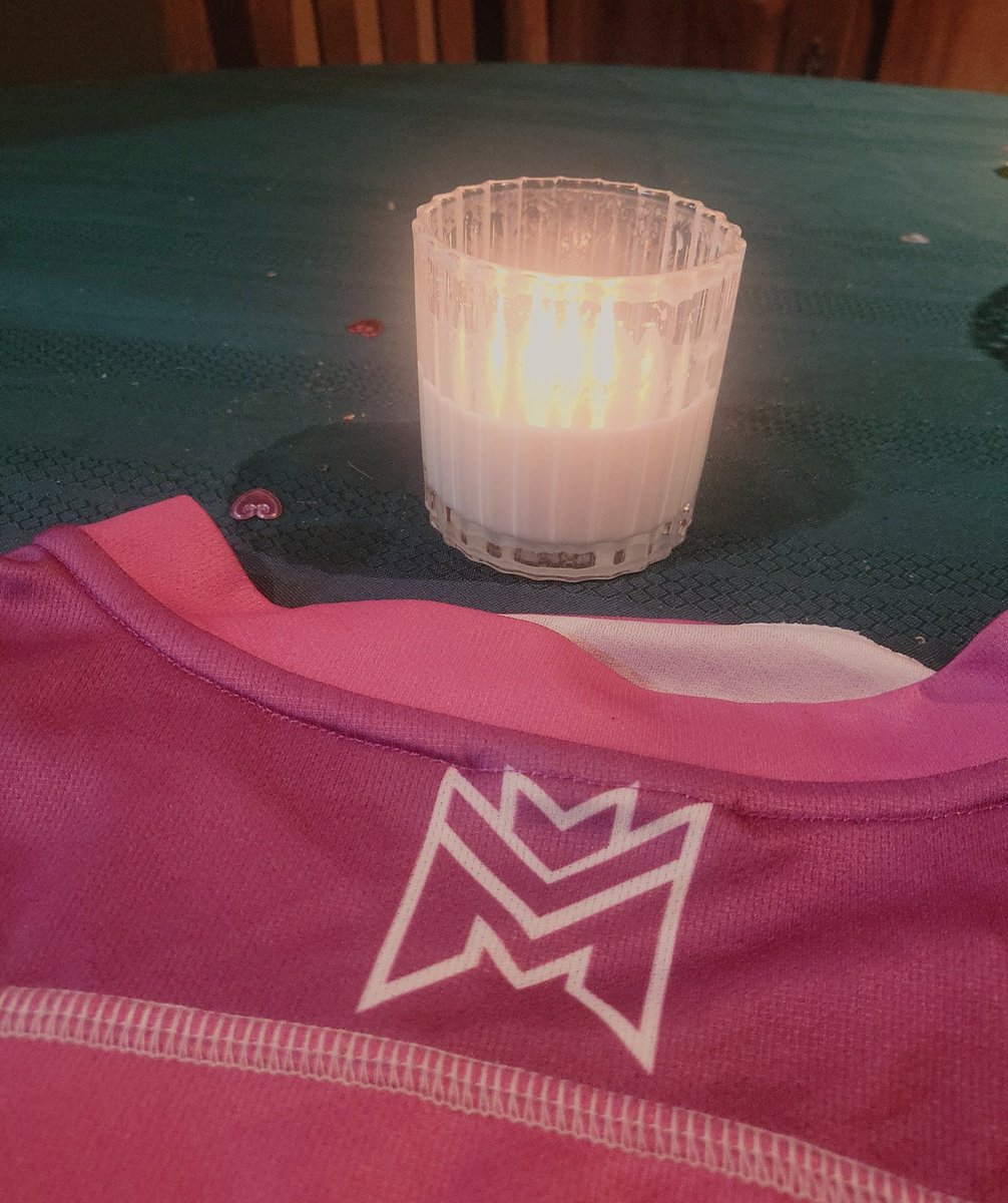 imzindana's tweet image. Aquí casual, viendo el Game 3. AIUDAAA Vamoooo Team uwu #LLA #goINF