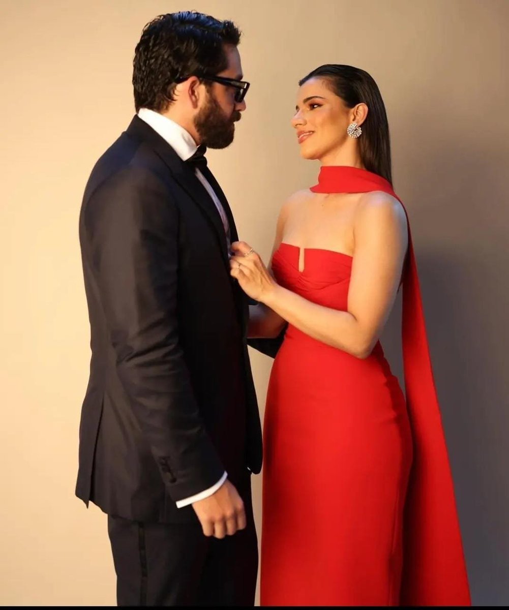 eyrnews's tweet photo. Siguen desfilando por la alfombra roja de #PremiosSoberano talentos que representan a nuestro país con orgullo y pasión 🙌.
#NashlaBogaert #DavidMaler
#EstrellasyRedes #AlfombraRoja #PremiosSoberano2023 https://t.co/x3WumPCgqv