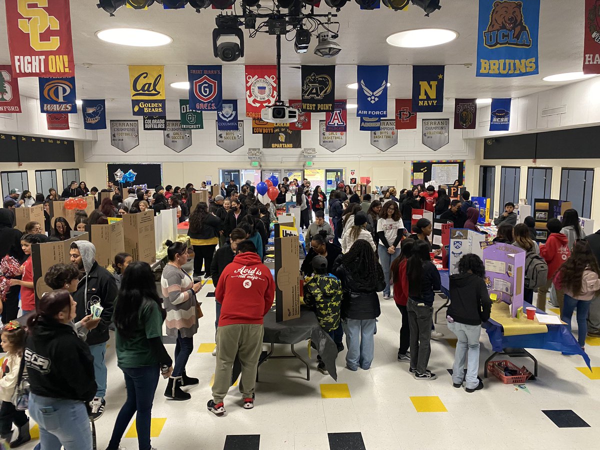 🖤🎓💛Parents, students, and families enjoying Open House and our AVID College Fair on a rainy Wednesday evening!
Thank you all for coming! 💛🎓🖤