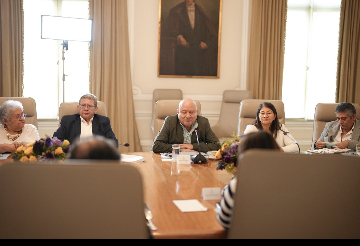 jaimeflozada's tweet photo. ¿Cuántas cadenas perpetuas visitando al presidente? https://t.co/cmwNYexDVD
