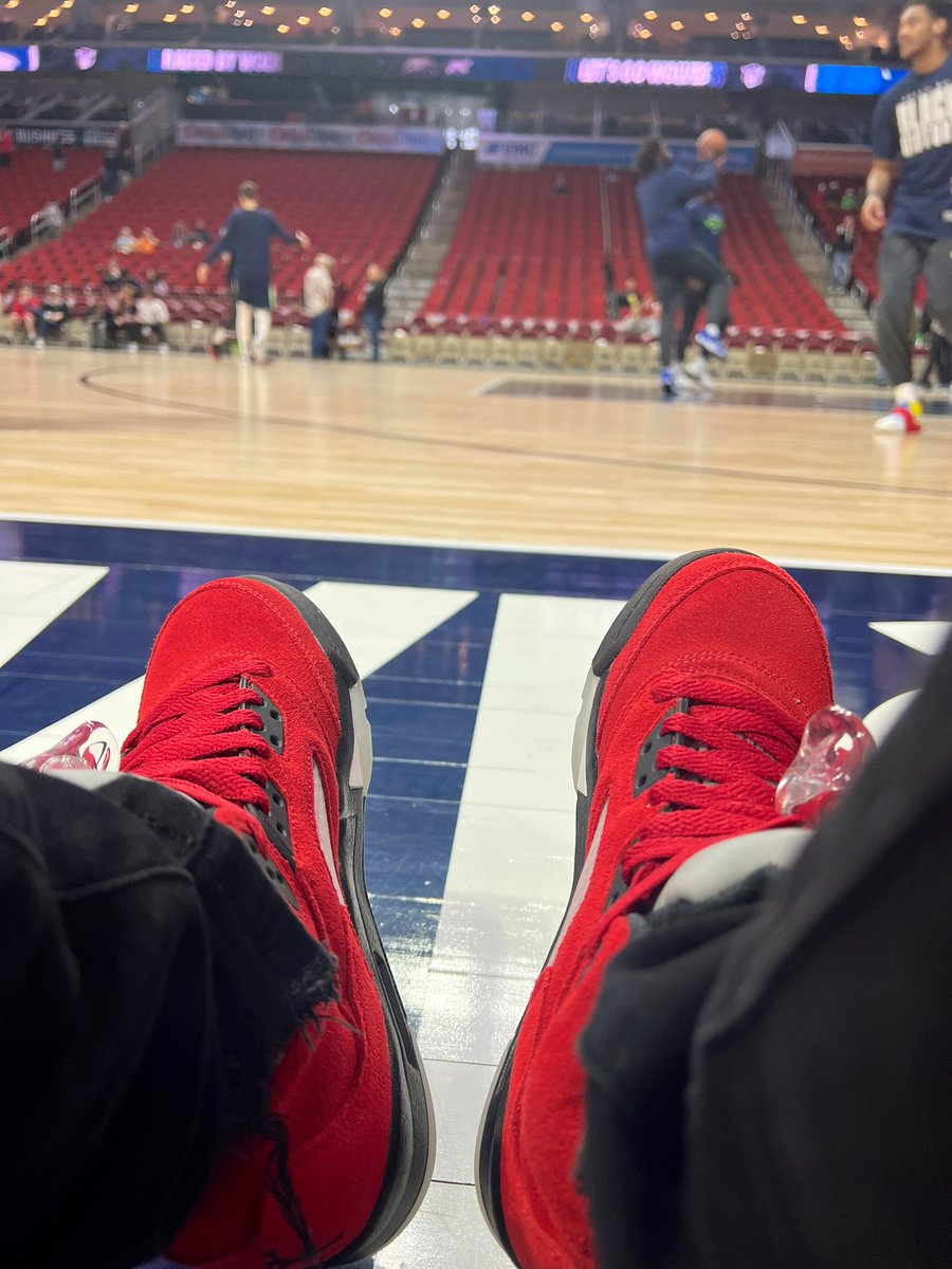 BrendaJWebber's tweet image. #courtside kicks for the @iawolves game 🙌🏽
#kotd #sneakers