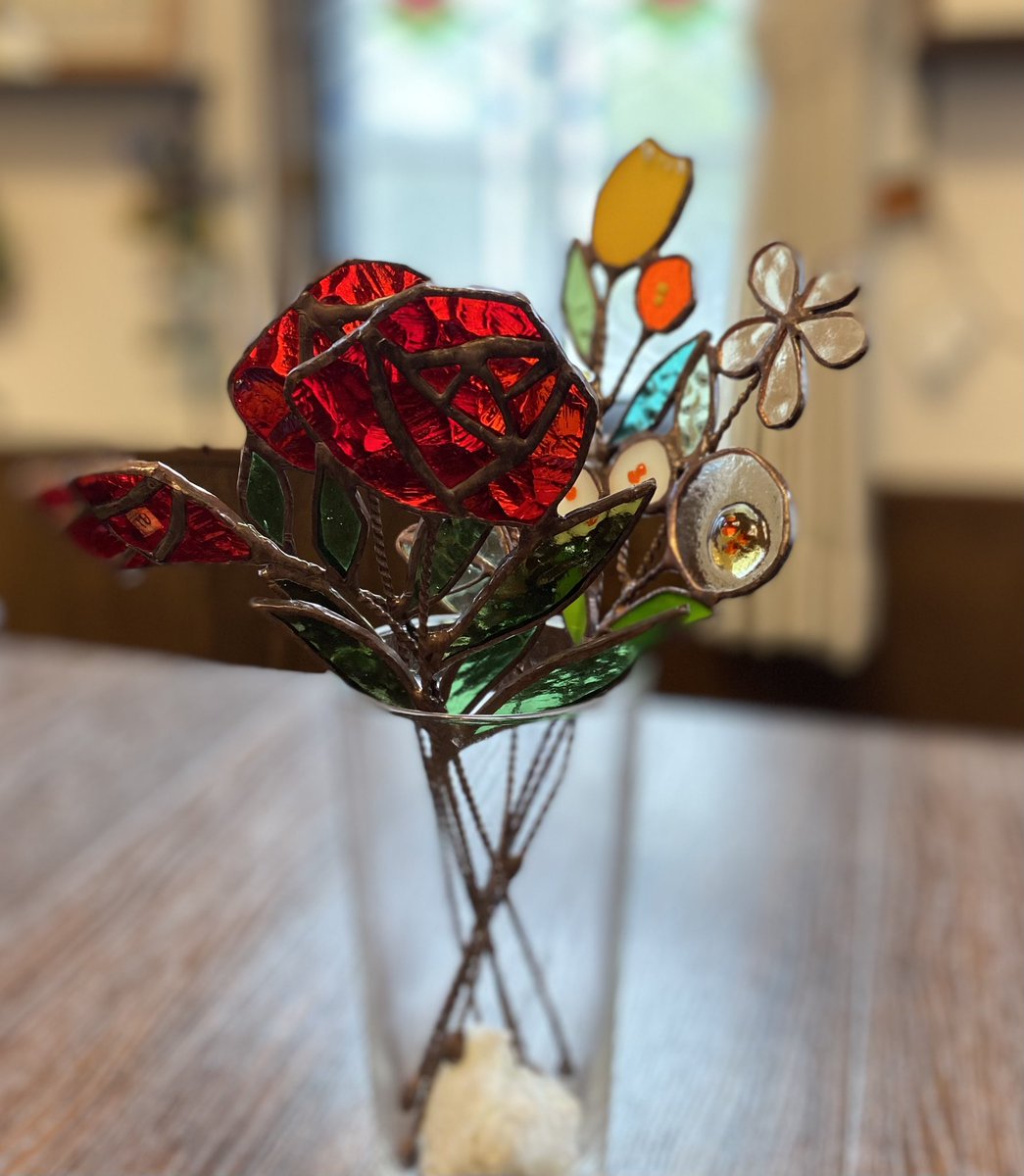unitglassstudio's tweet photo. ご注文いたどいているステンドグラスのお花たち。乾燥中です。
乾燥中のため、無造作にグラスに入っているだけですが、なんだかかわいいです♪♪ https://t.co/qLBBEtEqRc