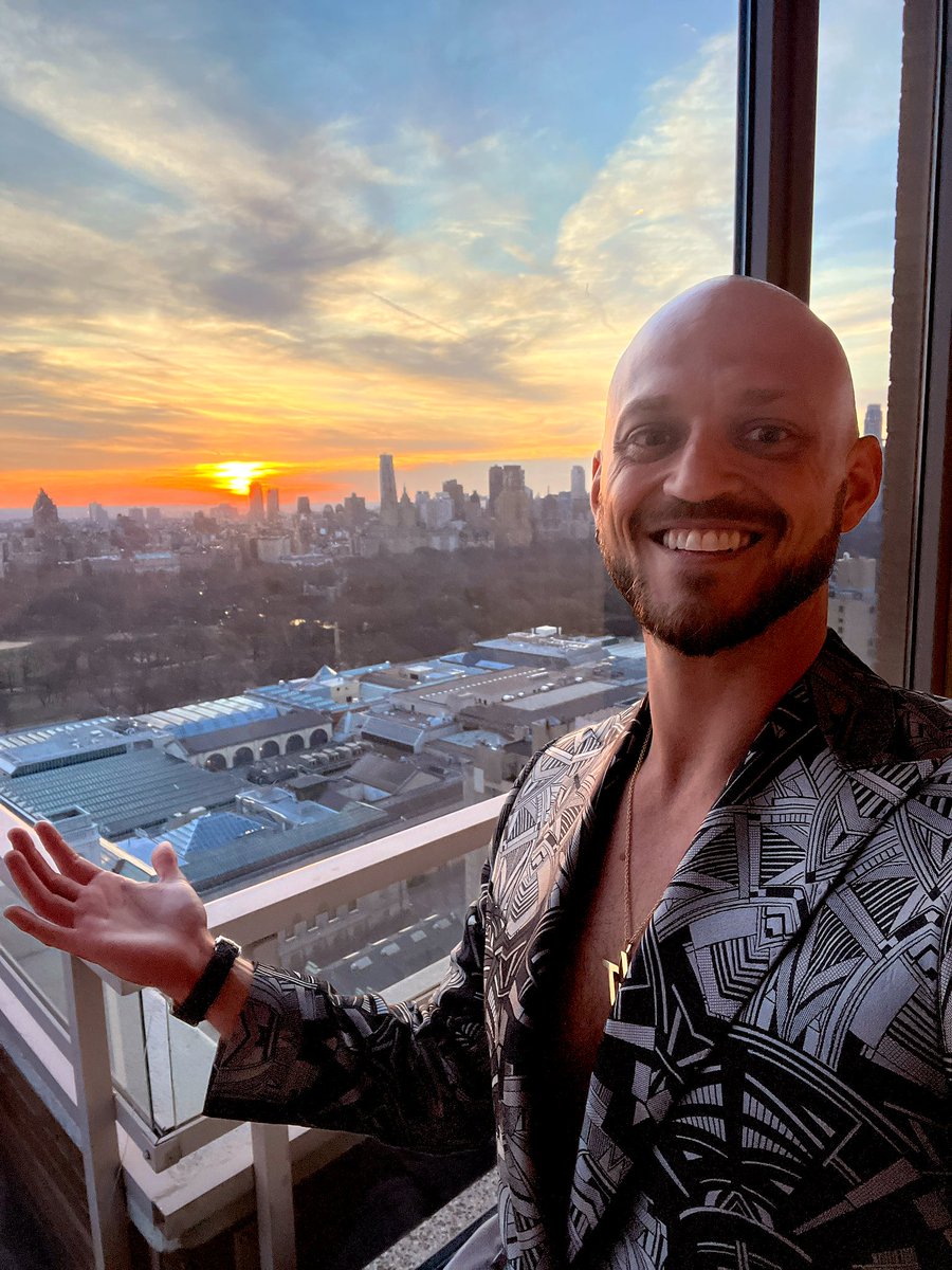nilelundgren's tweet photo. A perfect #sunset over #TheMet and the #iconic #CentralPark #30E85 #serhant @SamirVoganNY https://t.co/BtYRF3yaFo