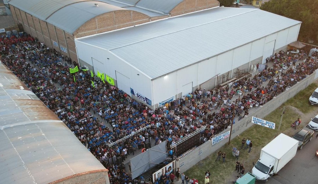 OLlancafilo's tweet photo. Vamos #Plottier !!!
4.000 vecinas, vecinos de la localidad compartieron junto a
#MarcosKoopmann y #AnaPechén esta tarde!
Alegría, entusiasmo, con ganas de construir, sin grieta! https://t.co/2atmkHUqUp