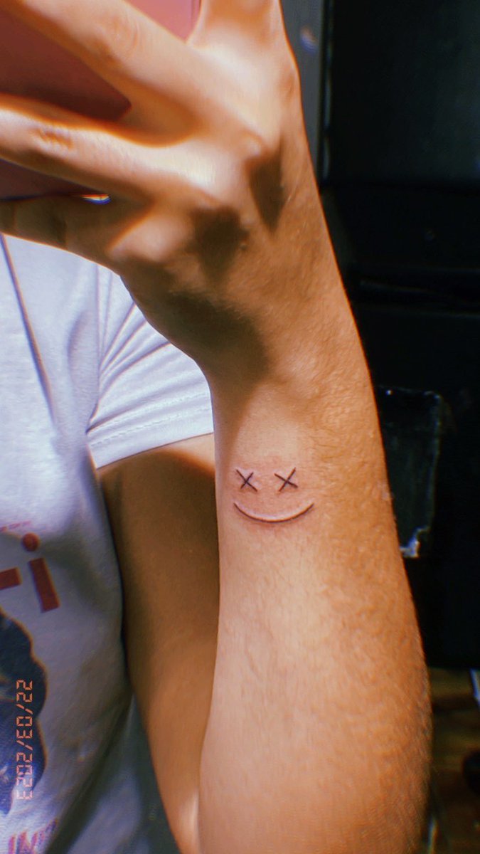 lialovesmisha's tweet photo. tatuei a smiley face do louis, é isso https://t.co/gd5jPUKgKn