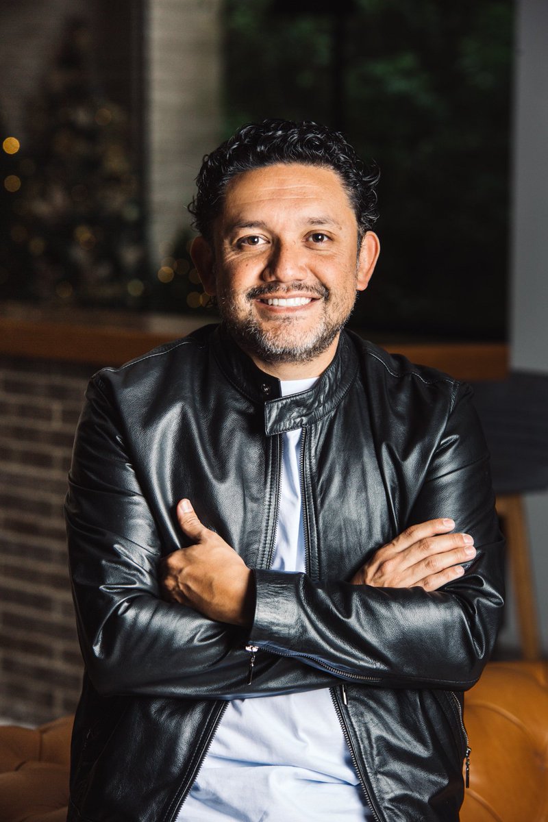 GrupoDeer_'s tweet photo. @daviddazar, muchos o la gran mayoría lo llaman por su apellido: "Daza". 

En su amplia trayectoria ha trabajado con grandes artistas, creadores y todo tipo de actores del mundo del entretenimiento... 

🧵👇 https://t.co/3SKDUn2y8a