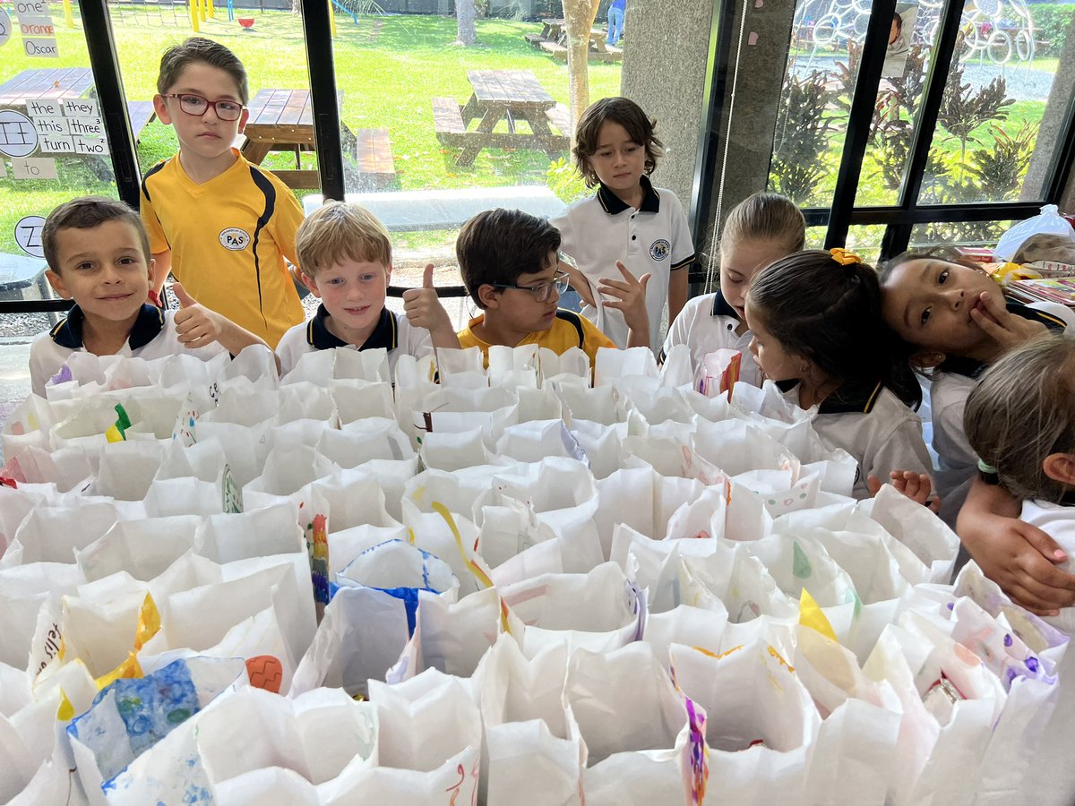 ELobsenz's tweet photo. So proud of ss for taking #action. while inquiring into homes ss noticed many people on the streets with no homes and decided to bring food and drink donations, decorated the bags, and even made notes and drawings to put inside #buildingempathy #makingconnections https://t.co/aIbMQWsTB5