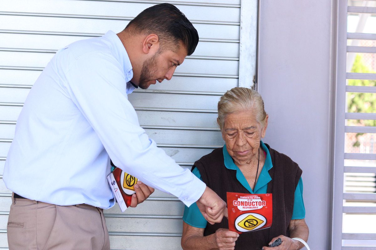 Para consolidar una movilidad incluyente, segura y sustentable en #Irapuato, compartimos con usuarios del transporte público y transeúntes del #CentroHistórico acciones preventivas y de concientización ante el uso del transporte urbano y la movilidad peatonal. #ConPasoFirme