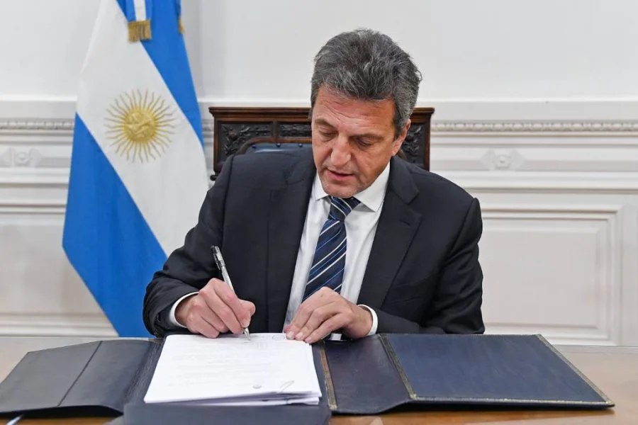 MalvidoGimenez's tweet photo. Ante el robo realizado por el gobierno con los fondos jubilatorios de ANSES, (más de 4.500 millones de dólares), SUGIERO A TODOS LOS JUBILADOS PRESENTAR UN AMPARO JUDICIAL. Será el único modo de garantizar sus jubilaciones a futuro.
Es importante retwitear este mensaje. https://t.co/Cqe4GFnEFA