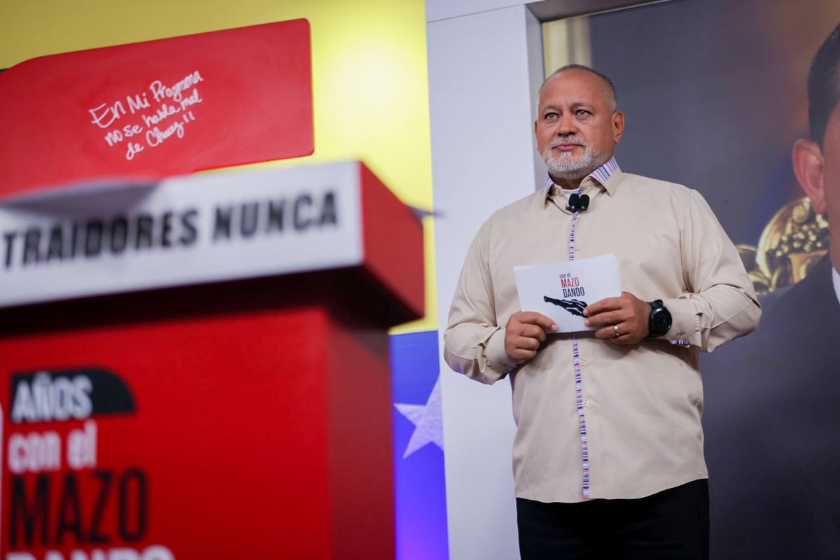PartidoPSUV's tweet photo. "Quien hace eso no es chavista y un ladrón tampoco es chavista, eso es absolutamente contradictorio. Es gente que espera aprovechar estos cargos para hacer dinero, después dicen que los persigue el régimen y se convierten en presos políticos", Diosdado Cabello. 
@dcabellor https://t.co/Oyflw4NEXC